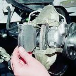 Как заменить тормозные колодки передних колес